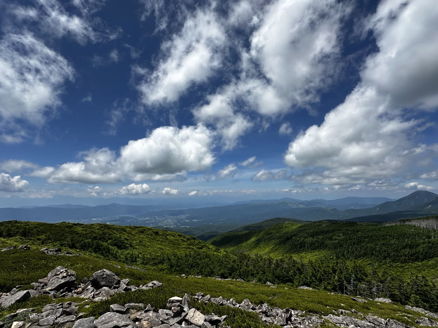 山頂から見渡す北八ヶ岳の絶景