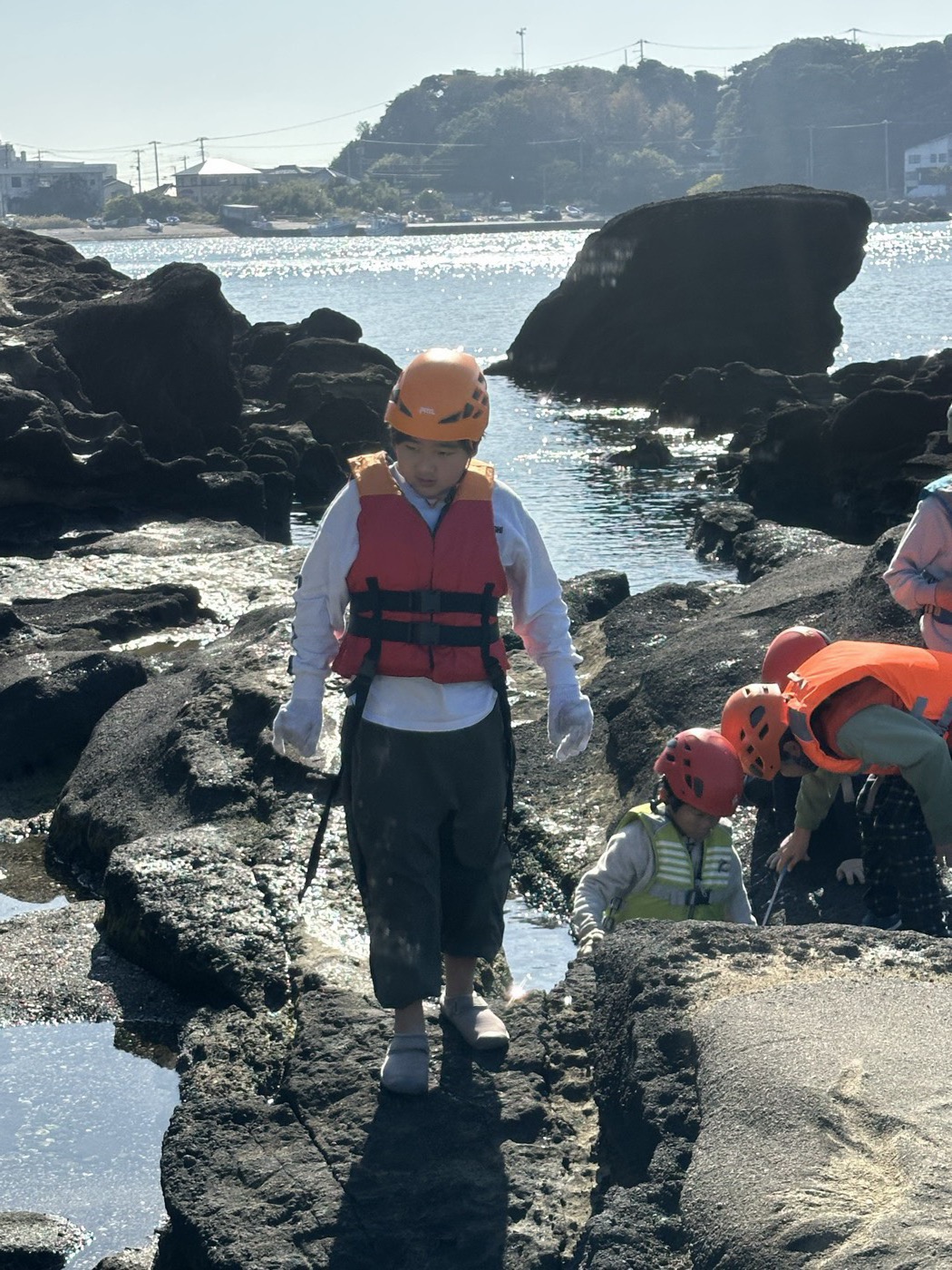 岩場で観察する子どもたち