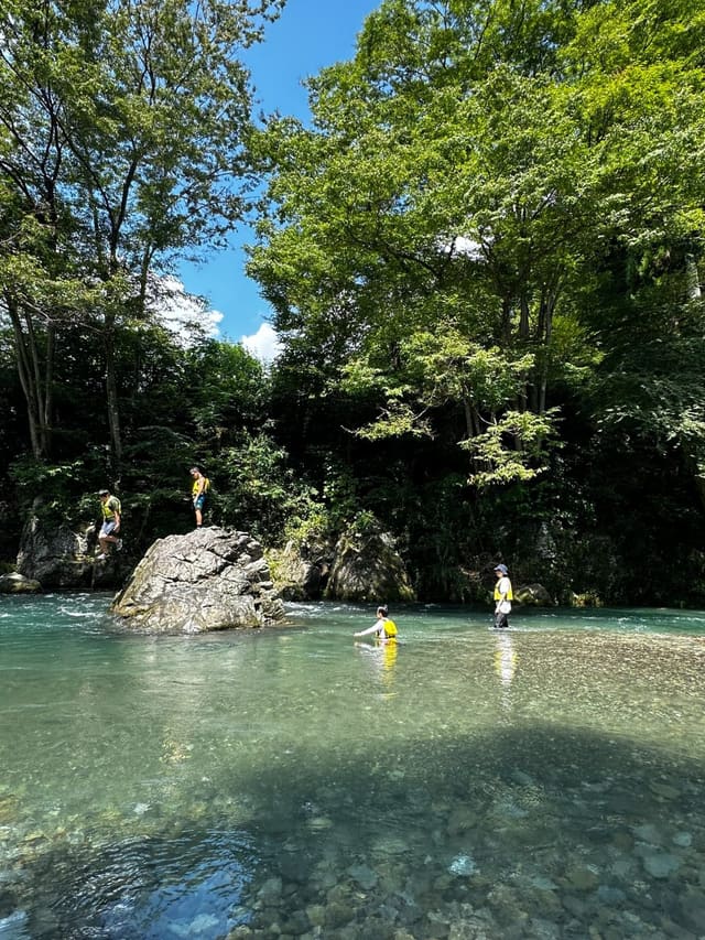 清流で遊ぶ子どもたち