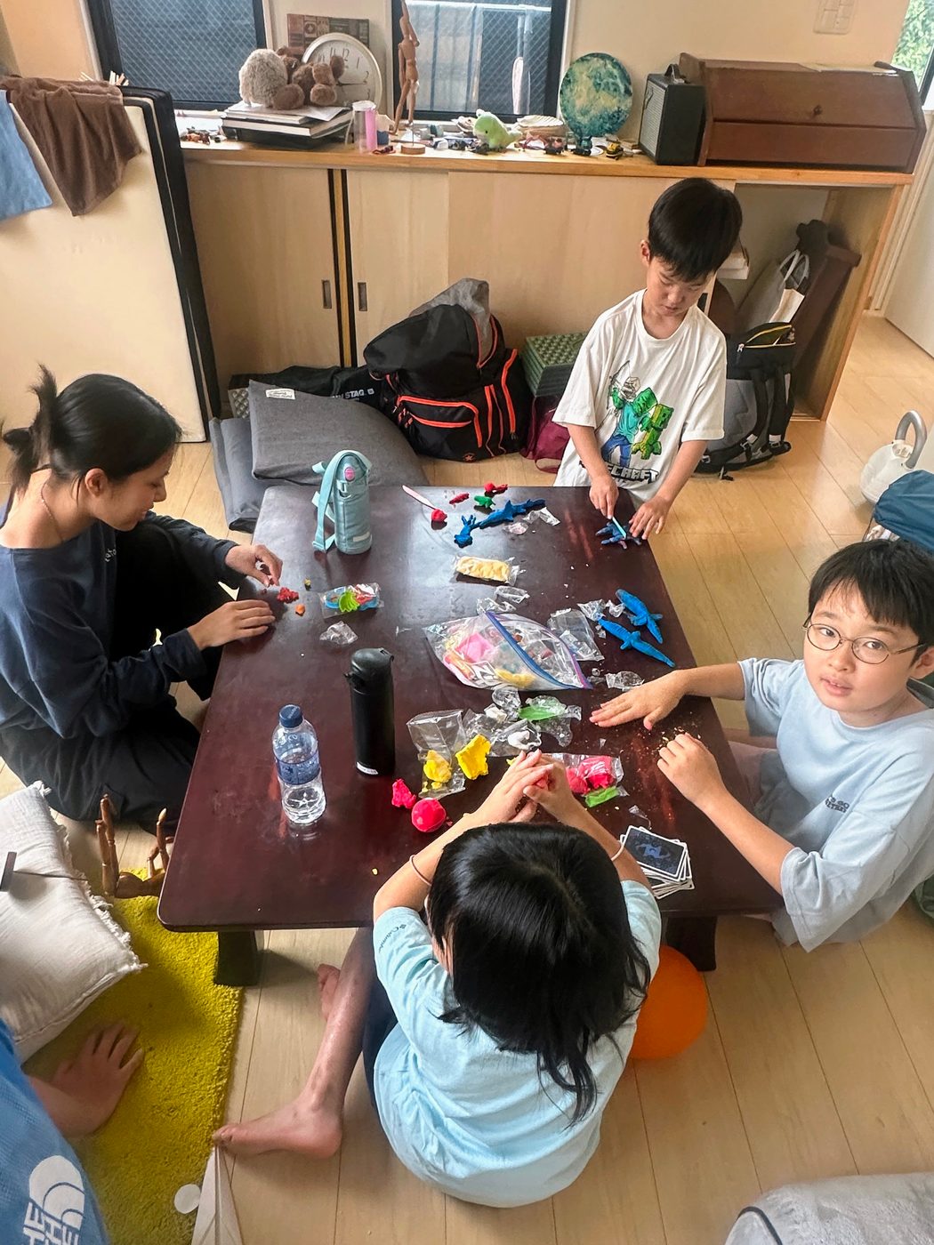 机を囲んで、それぞれの作品を作る様子